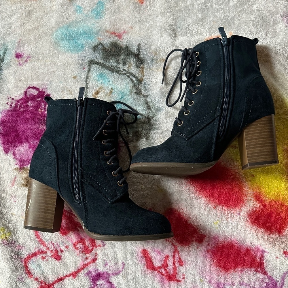 JOURNEE COLLECTION BAYLOR LACE-UP BOOTIES size 5.5